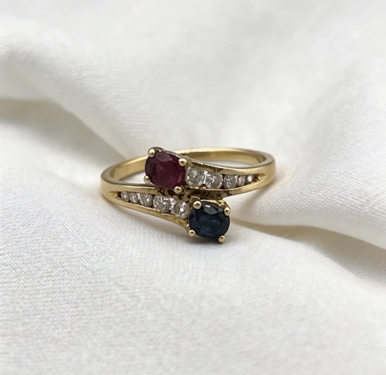 Gelbgold-Ring mit Rubin, Saphir und Diamanten in Bypass-Design