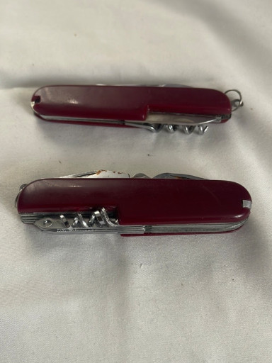 Couteau de poche multifonction vintage en acier inoxydable avec manche rouge