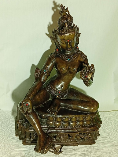 تمثال برونزي لإلهة تارا الخضراء جالسة من التبت أو النيبال