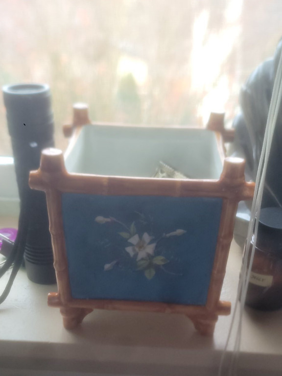 Ceramic cachepot with faux bamboo frame and floral decoration