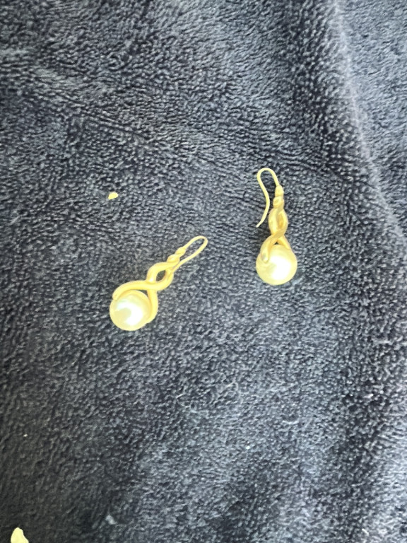 Pair of yellow gold earrings with pearl drops