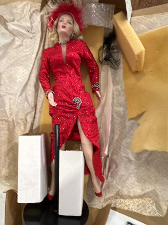 Porcelain collectible doll 'Marilyn Monroe in Gentlemen Prefer Blondes' by Franklin Mint