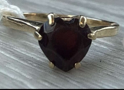 14K gold ring with heart-shaped garnet gemstone