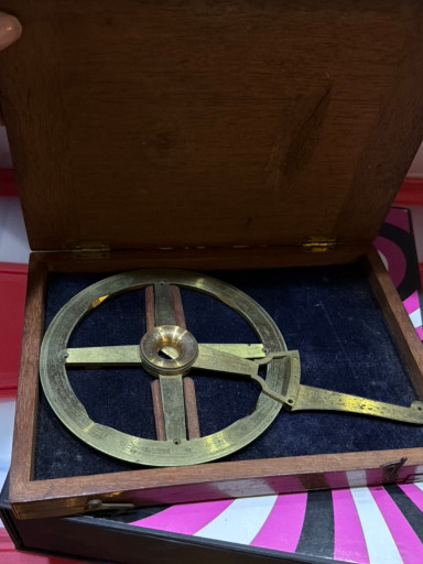 Brújula náutica de latón antigua en caja de madera