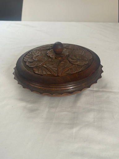 Boîte ronde en bois sculpté avec couvercle décoratif à motifs floraux