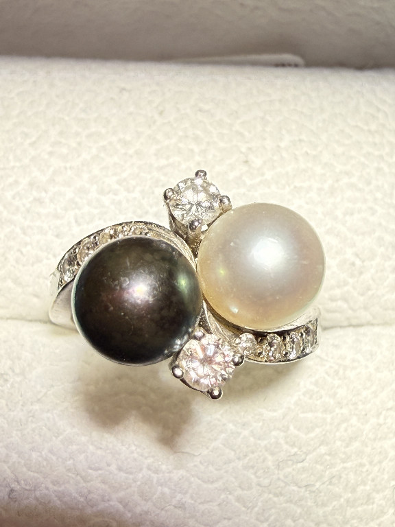18 Karat Goldring mit schwarzer Tahiti-Perle, weißer Akoya-Perle und Diamanten