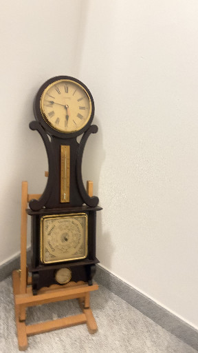 Orologio a pendolo da parete in legno scuro con quadrante dorato, stile banjo clock americano