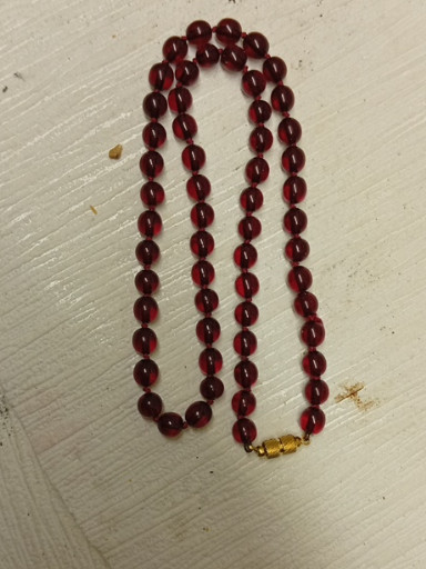 سبحة من الكهرمان الأحمر أو الباكليت (فاتوران) مع مشبك ذهبي اللون