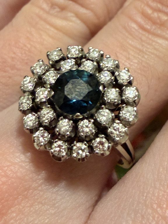 Weißgold-Ring mit Saphir und Diamanten im Pompadour-Stil