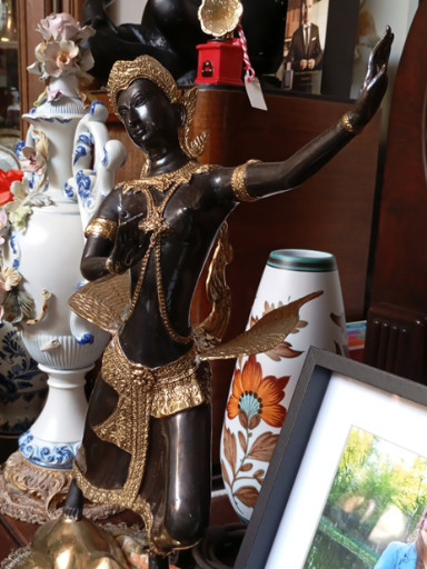 Bronzen beeld van een Thaise of Siamese danseres met gouden accenten