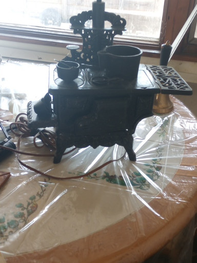 Cast iron miniature 'Crescent' toy stove with accessories
