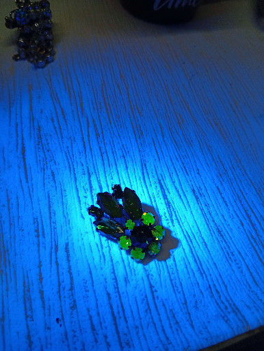 بروش من الزجاج اليورانيوم والراينستون الأخضر المتوهج من صناعة Delizza & Elster (Juliana)