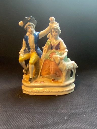 Porseleinen beeldje in rococo-stijl met een hoofs paar uit de 18e eeuw