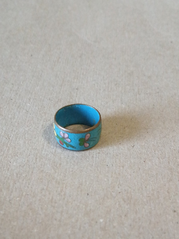 Cloisonné enamel ring with floral design