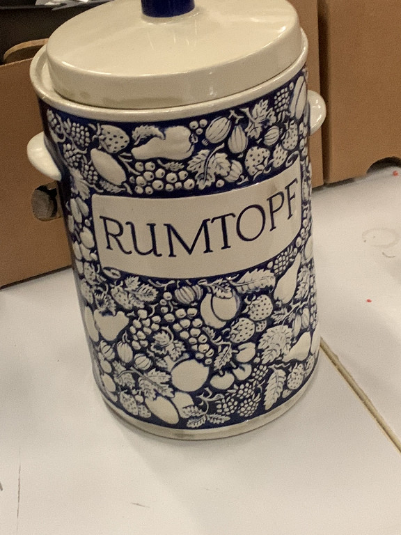 Pot en grès 'Rumtopf' décoré de motifs de fruits bleu cobalt par Marzi & Remy