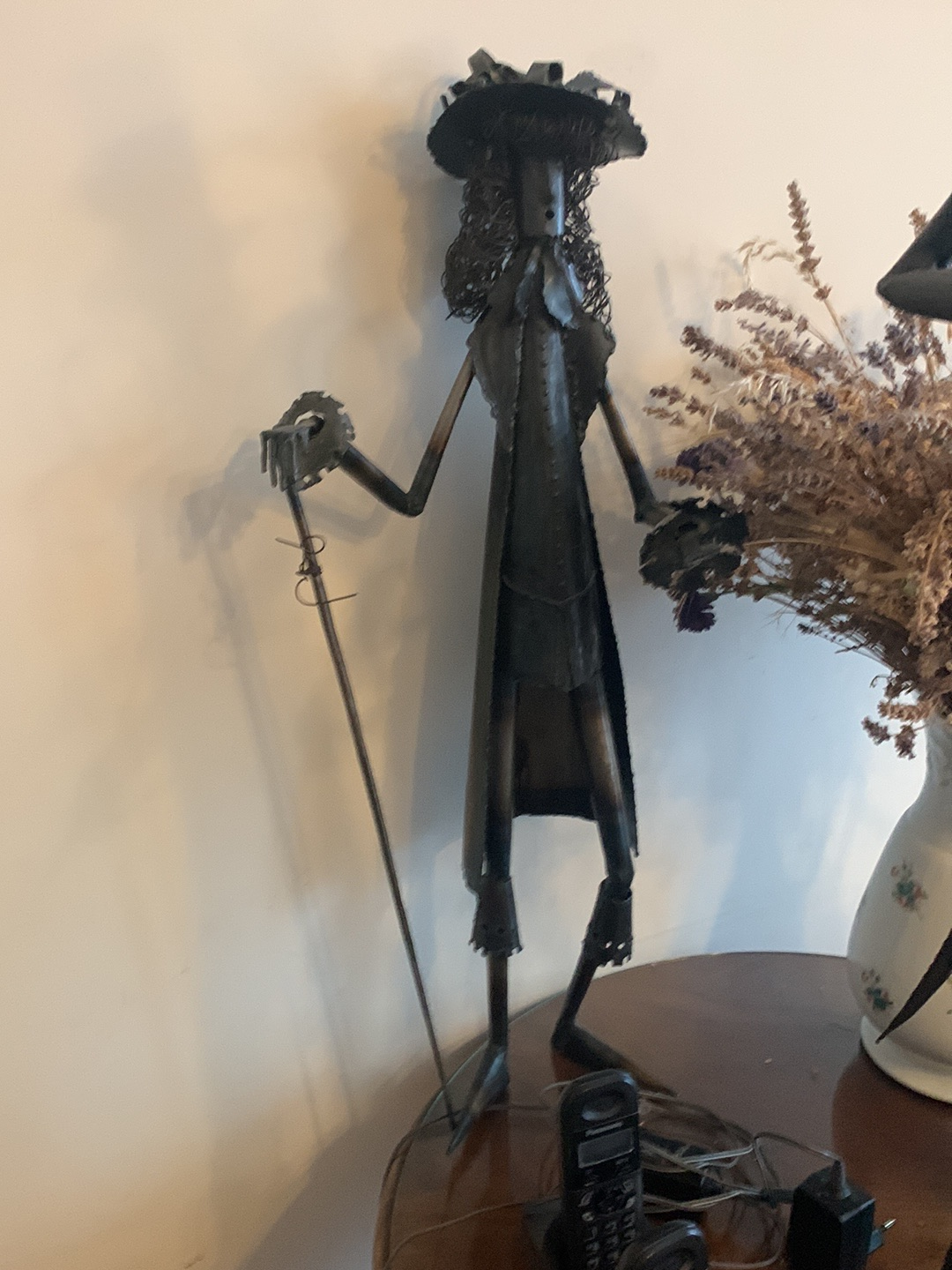 Sculpture en métal représentant un personnage avec chapeau et épée