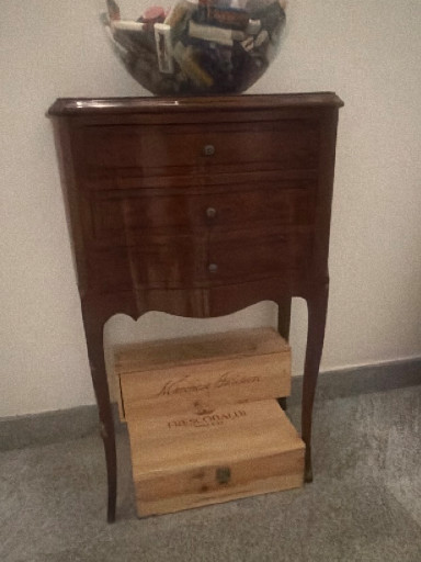 Comodino in legno massello di noce in stile Luigi XV francese