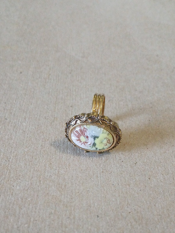 Vintage porcelain floral locket ring by Luzier