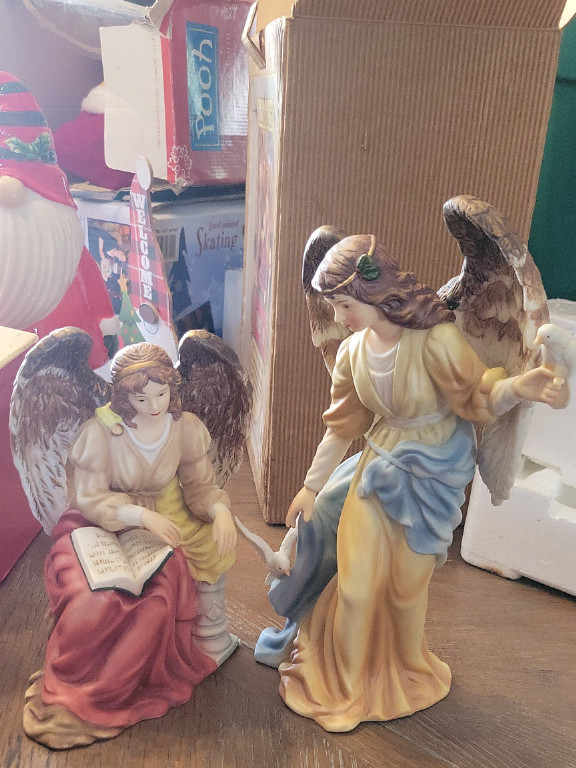 Porcelain angel figurine set by Grandeur Noel