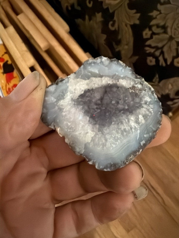 Geoda de ágata con cristales de cuarzo y calcedonia azul