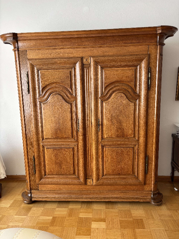 Eichenschrank im Louis-XIV-Stil mit geschnitzten Türen und Gesims