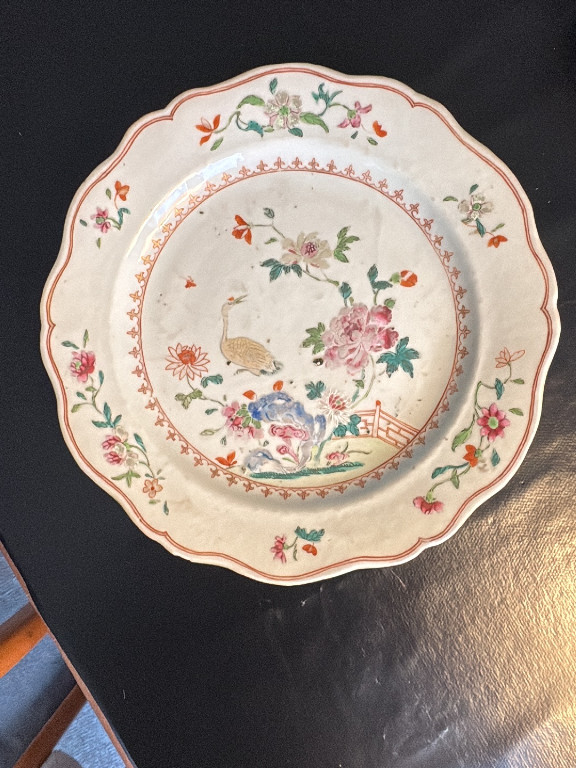 Assiette en porcelaine d'exportation chinoise 'Famille Rose' décorée d'un oiseau et de pivoines