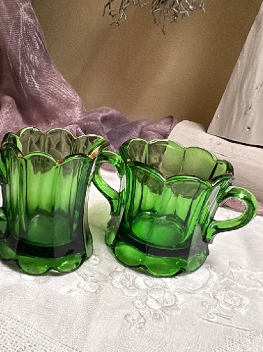 Emerald green pressed glass creamer and sugar bowl set in the 'Colonial' or 'Scalloped Panel' pattern by U.S. Glass Company