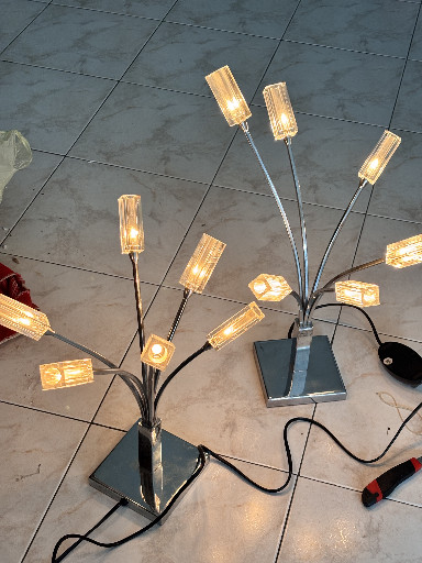 Coppia di lampade da tavolo in metallo cromato con paralumi in vetro ambrato, design sputnik, prodotte da WOFI Leuchten