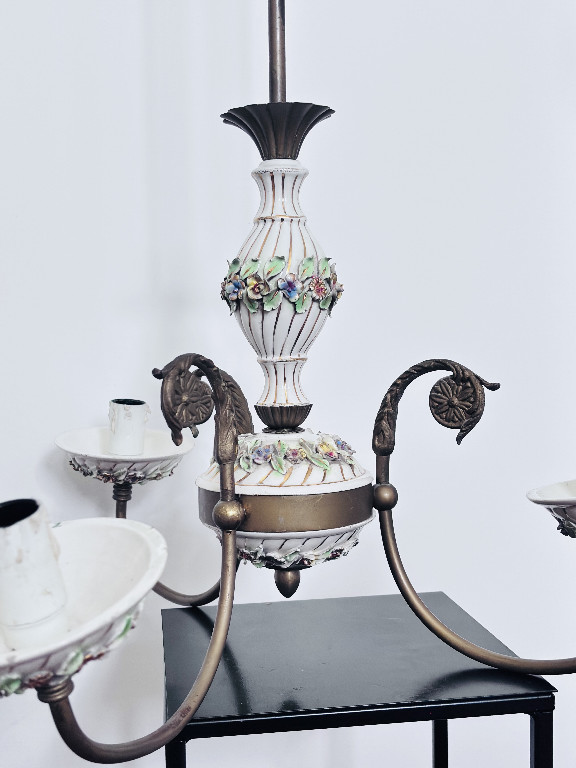 Lampadario in porcellana decorata con applicazioni floreali policrome e bracci in metallo brunito