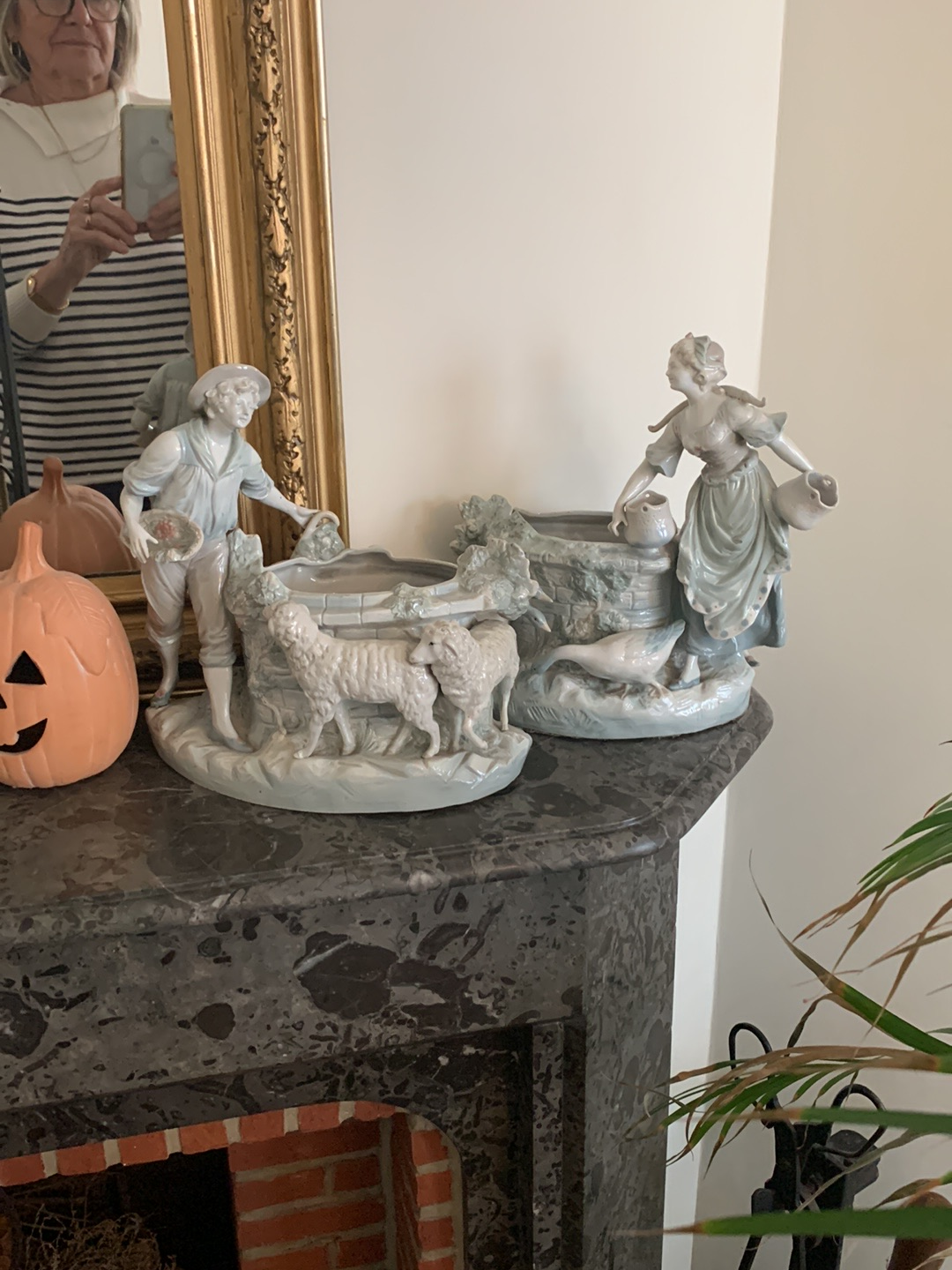Ensemble de figurines en biscuit de porcelaine représentant des scènes pastorales