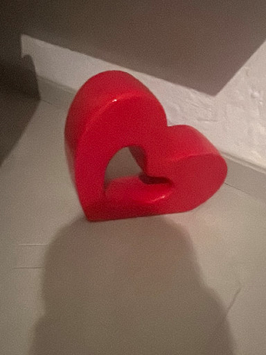 Scultura decorativa moderna in polietilene rosso a forma di cuore