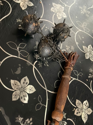 Massue d'armes décorative en bois avec trois têtes sphériques à pointes, art populaire