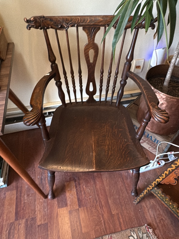 Oak and elm Windsor armchair with comb back, carved crest rail, and cabriole legs, Thames Valley style