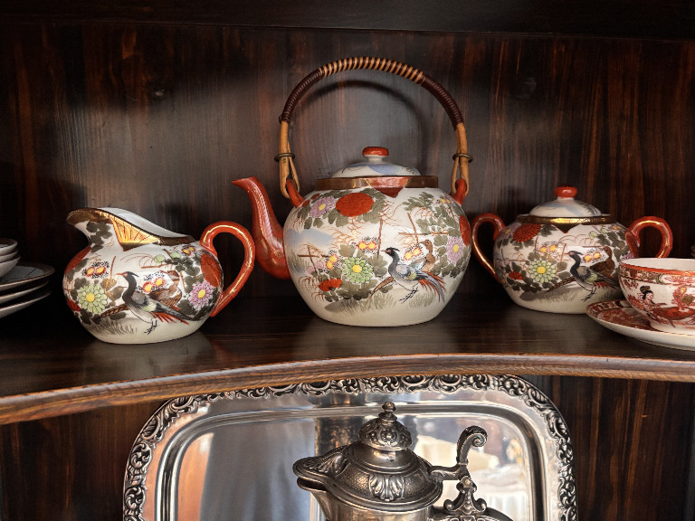 Japanisches Porzellan-Teeservice mit handgemalter Kranich- und Blumendekoration