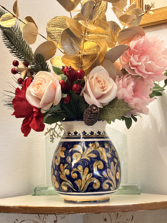 Vaso in ceramica con decorazione barocca blu e oro di Serenella Vantaggi