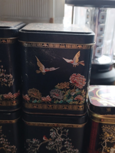 Set von 4 schwarzen quadratischen Teedosen aus Metall mit asiatischem Blumen- und Vogelmotiv