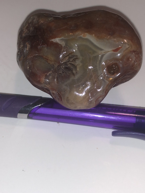 Natural polished agate specimen weighing 110 carats