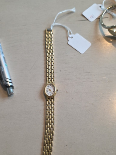 Gold-tone ladies quartz wristwatch with brick-link bracelet