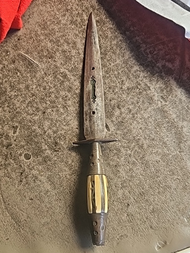 Cuchillo o daga tradicional con hoja de acero y mango de hueso o asta con incrustaciones de latón