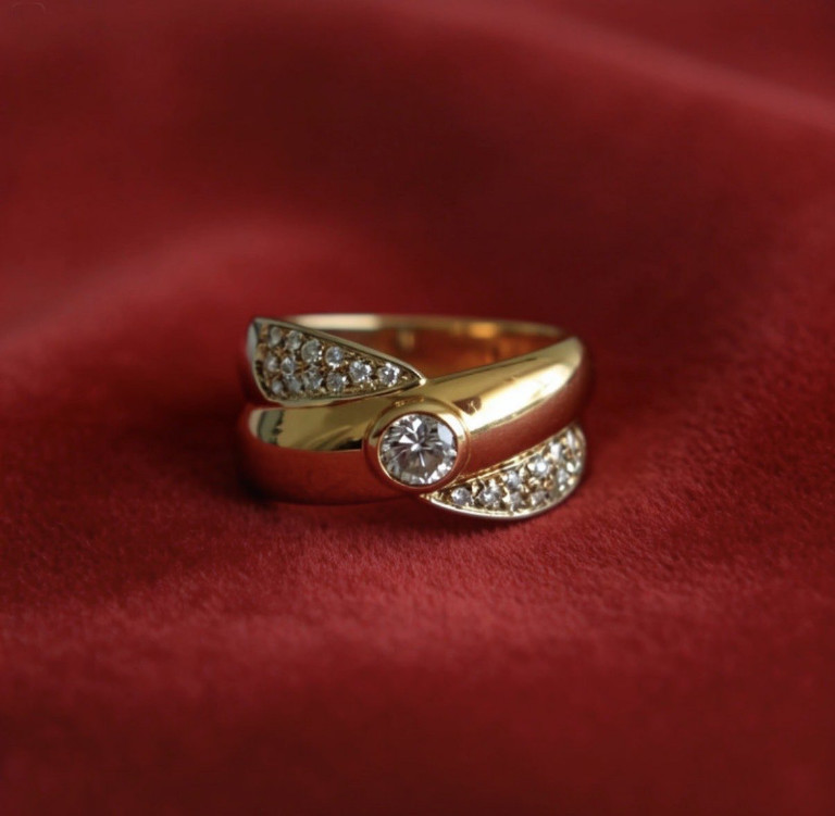 Gelbgoldring mit Diamanten im Bypass-Design