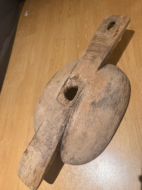A bowl-shaped milk strainer cut out of a single piece of wood. With rectangular handles with grips on each side, and a hole in the middle to put a silk cloth over. The silk cloth allowed the milk to flow into the bucket through the hole while impurities such as hair and dust and other dirt remained on top of the cloth. Later, milk strainers were made of metal and the wooden version then became an object that went out of style and is today mostly only found in museums.