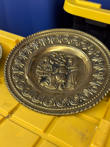 Brass decorative wall plate titled 'Tavern Scene' by Peerage, Made in England