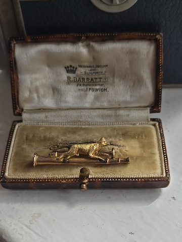 Gold-tone metal brooch depicting a cat with a kitten