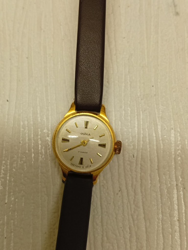 ساعة يد نسائية سوفيتية من الذهب المطلي من علامة 'تشايكا' (Chaika) بحركة 17 جوهرة