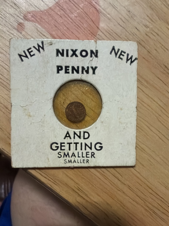 Moneda de novedad satírica política 'Nixon Penny and Getting Smaller'