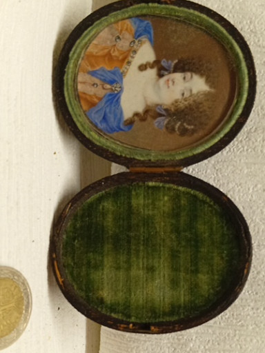 صورة مصغرة فرنسية عتيقة لامرأة بفستان أزرق في علبة بيضاوية