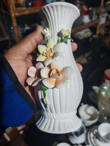 Jarrón de porcelana blanca con flores aplicadas en relieve de estilo Capodimonte