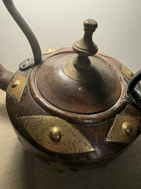 Koperen en messing Marokkaanse theepot met decoratieve messing panelen