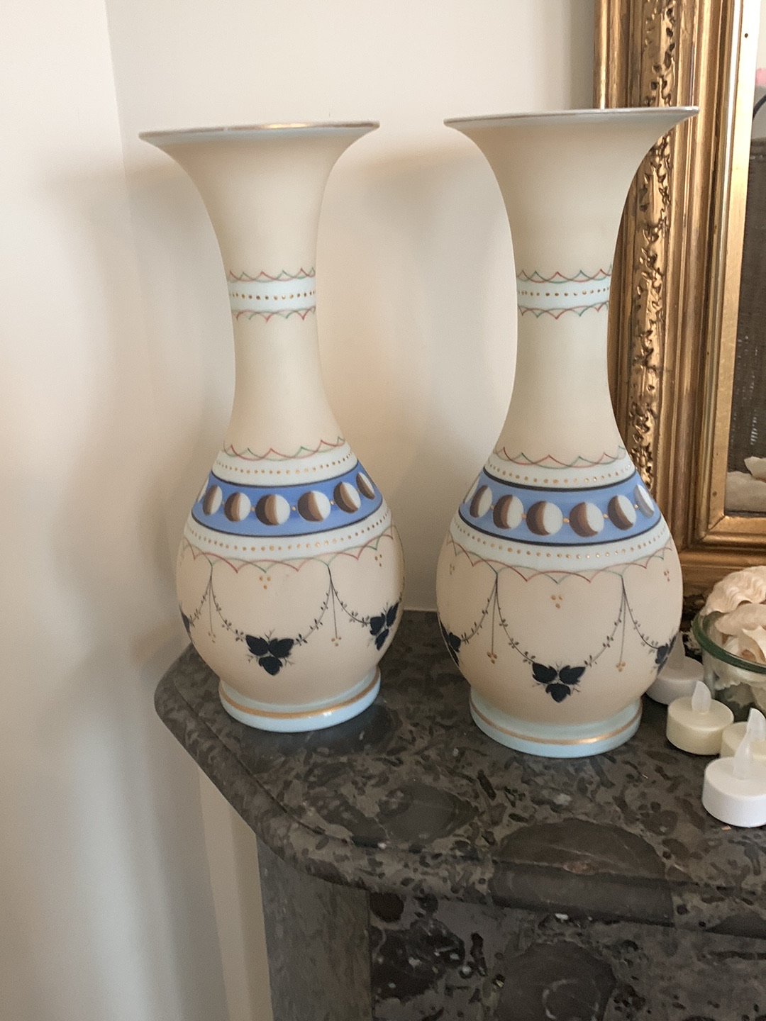 Paire de vases en opaline peints à la main avec motifs floraux et décoratifs