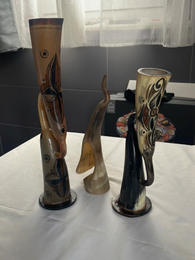 Ensemble de trois vases en résine de style Art déco